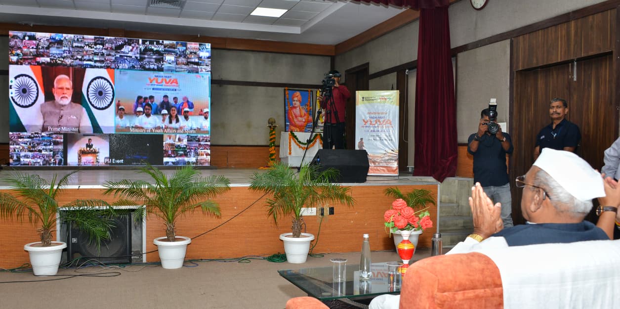 Hon'ble Governor watched the live broadcast of Hon'ble Prime Minister Shri Narendra Modi's Viksit Bharat Sankalp Abhiyan – Nasha Mukt Yuva message, administered the anti-drug pledge to youth, and urged them to stay away from drugs and help curb their sale and distribution.