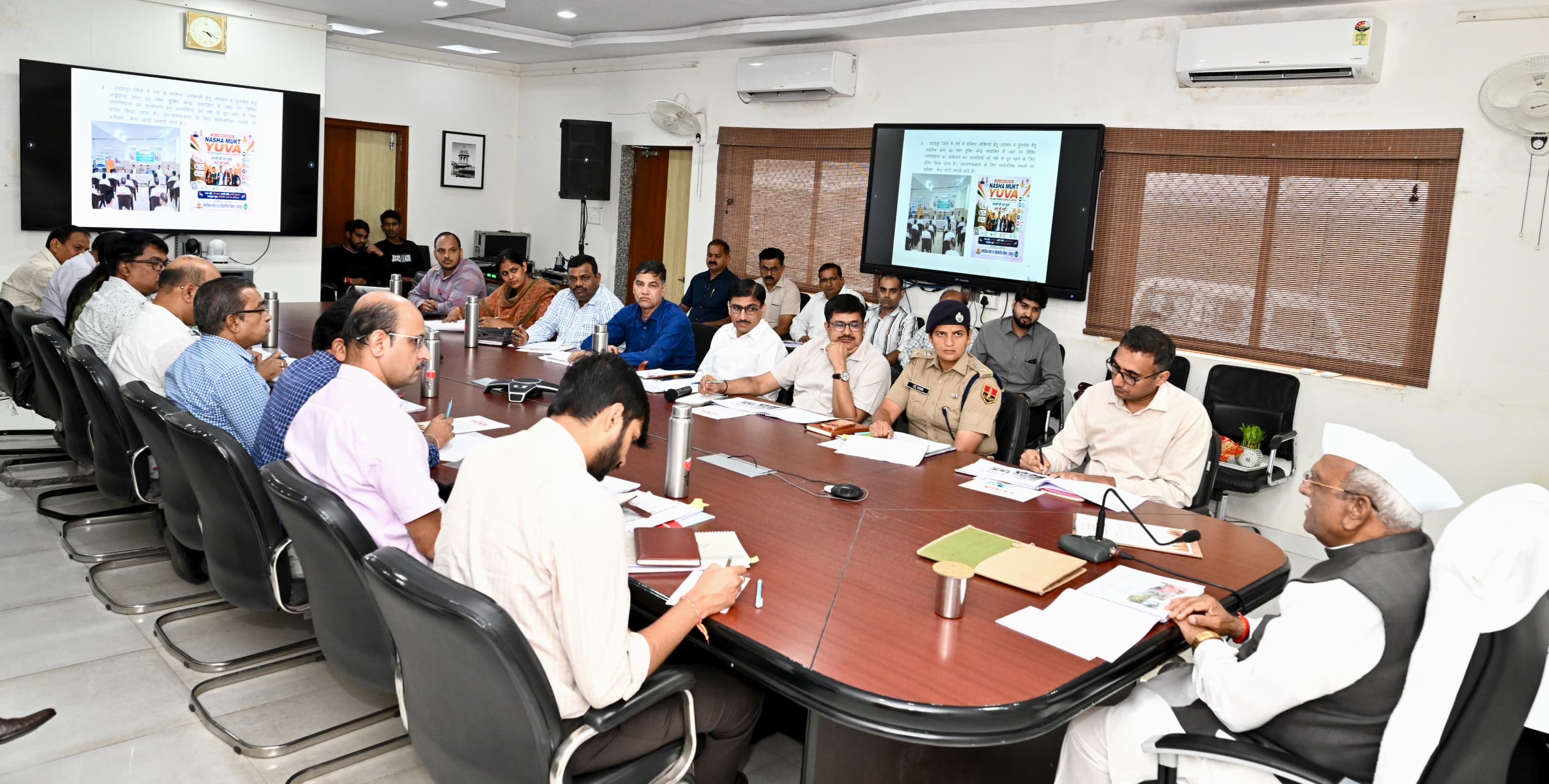 Hon'ble Governor Chairs Meeting of Udaipur District-Level Officials  Issues key directives on TB control, de-addiction, and school education